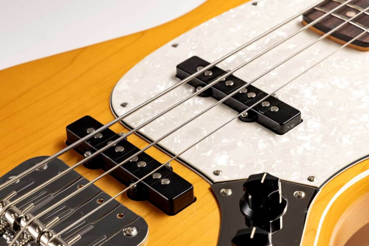 Chilli Beans. Maika Mustang Bass Pickup