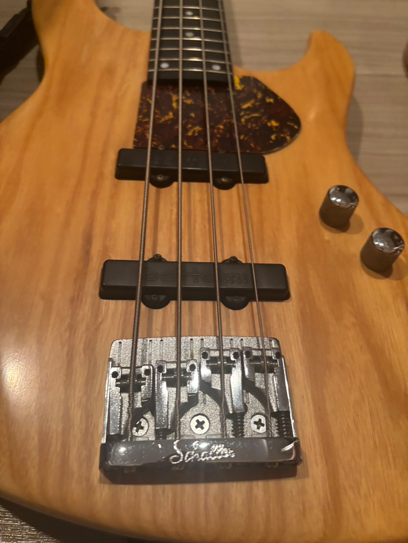 関所有のKawai製ベース ブリッジ