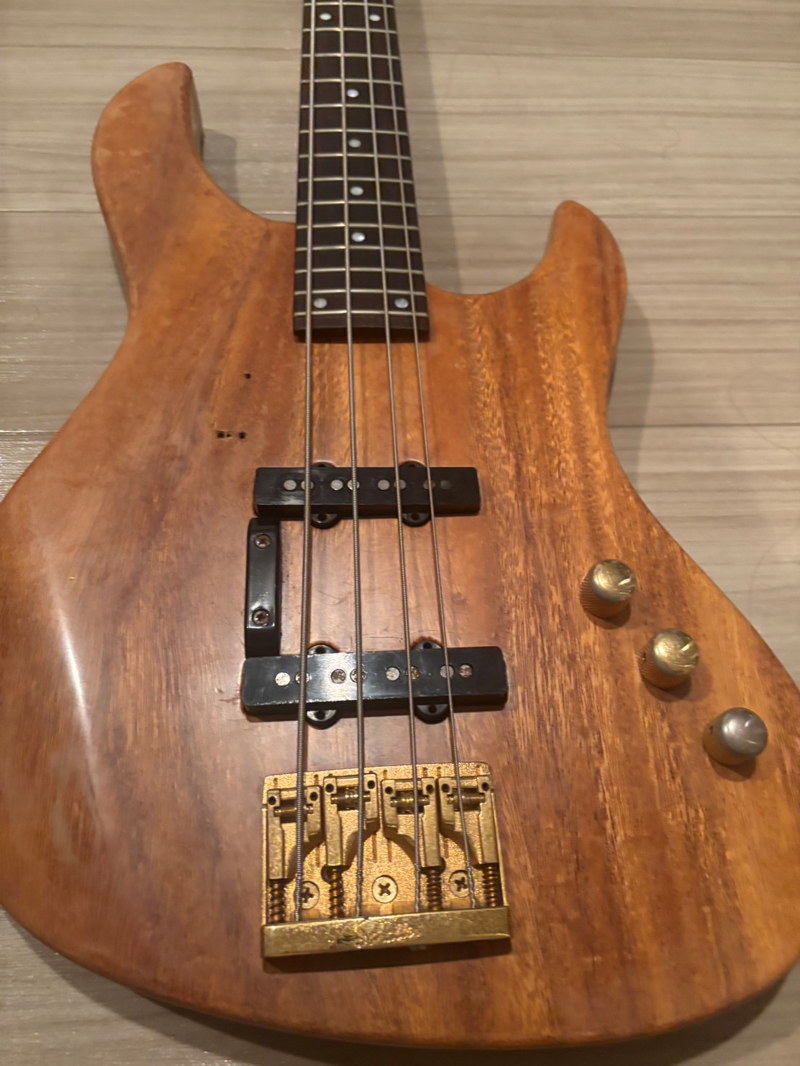 関所有のKawai製ベース ブリッジ