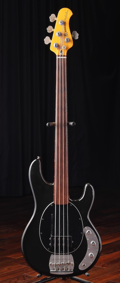 根岸が所有する1979年製スティングレイ・ベース。ピノの愛器と同じ製造年にあたる。