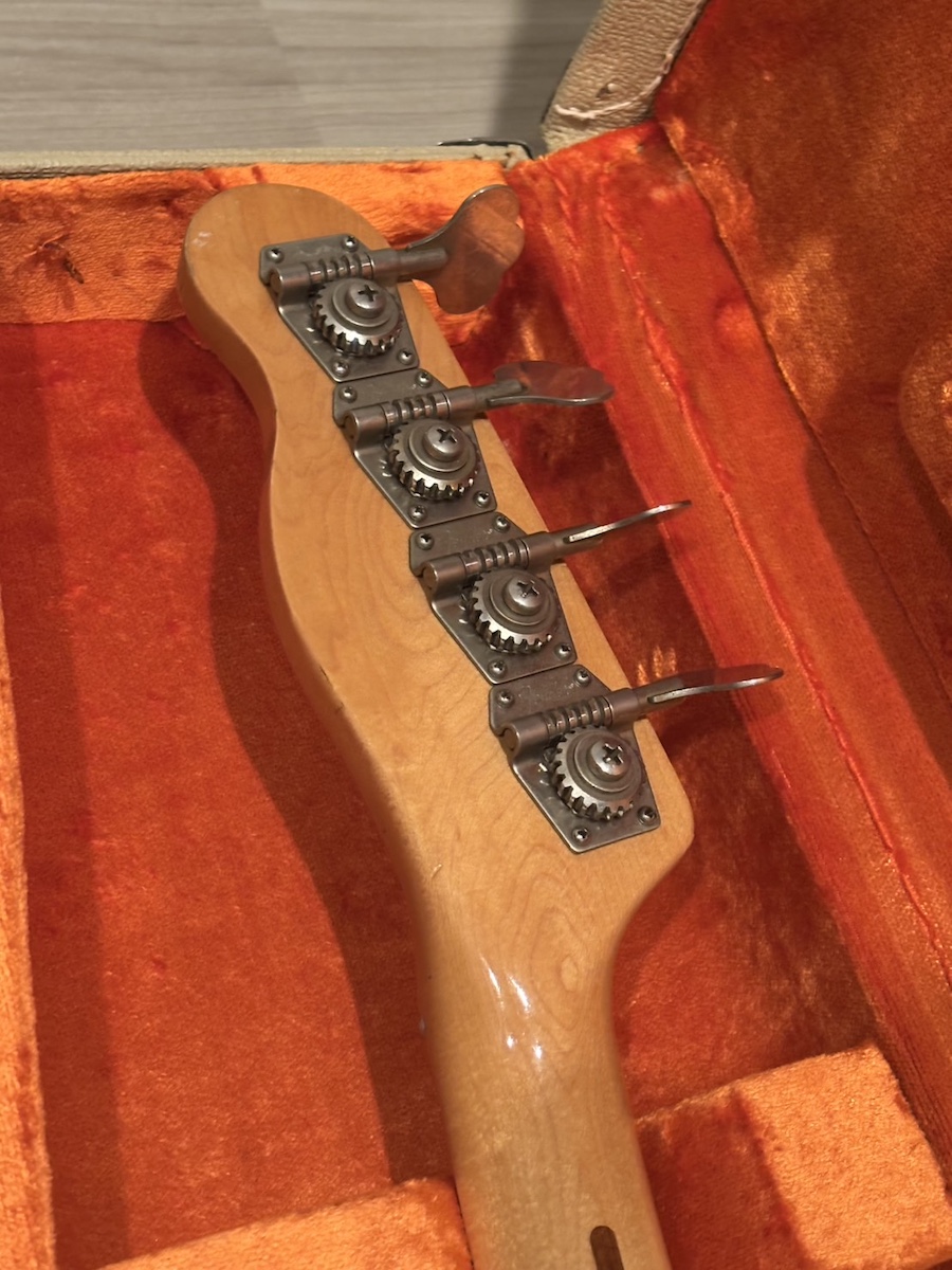 関が所有するFender / Bullet Bass Deluxe ヘッド裏