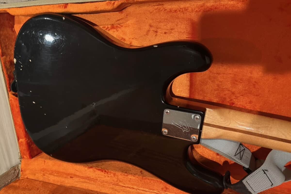 関が所有するFender / Bullet Bass Deluxe ボディ・裏