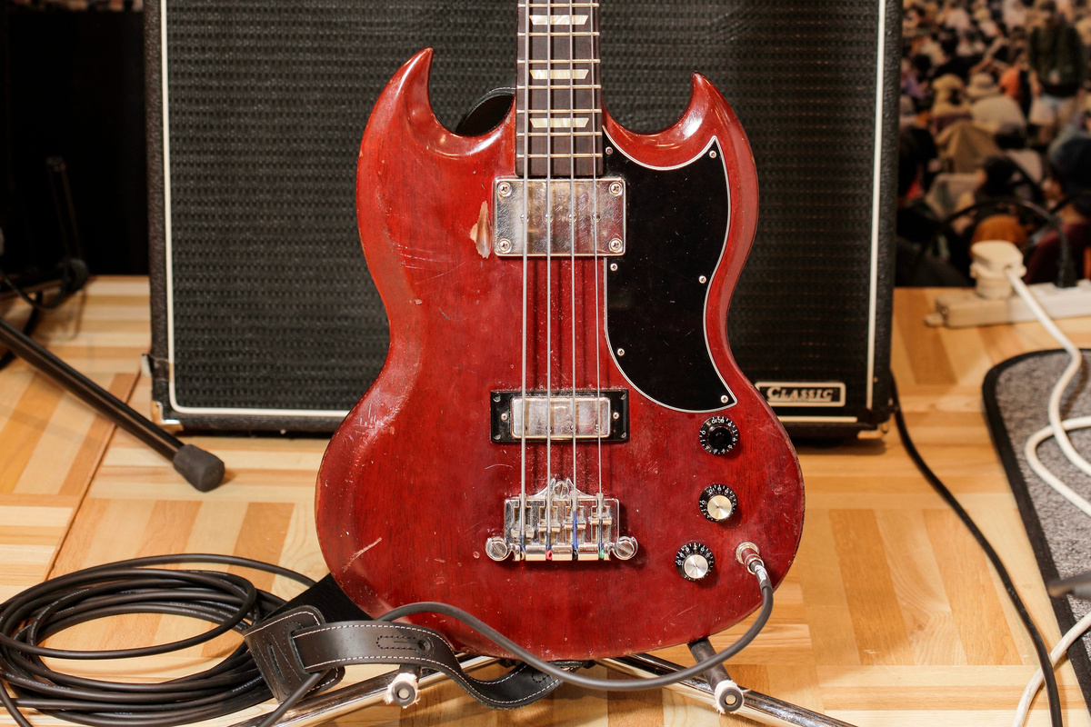 アンソニー・ボートライト愛用のGibson SG Standard Bass