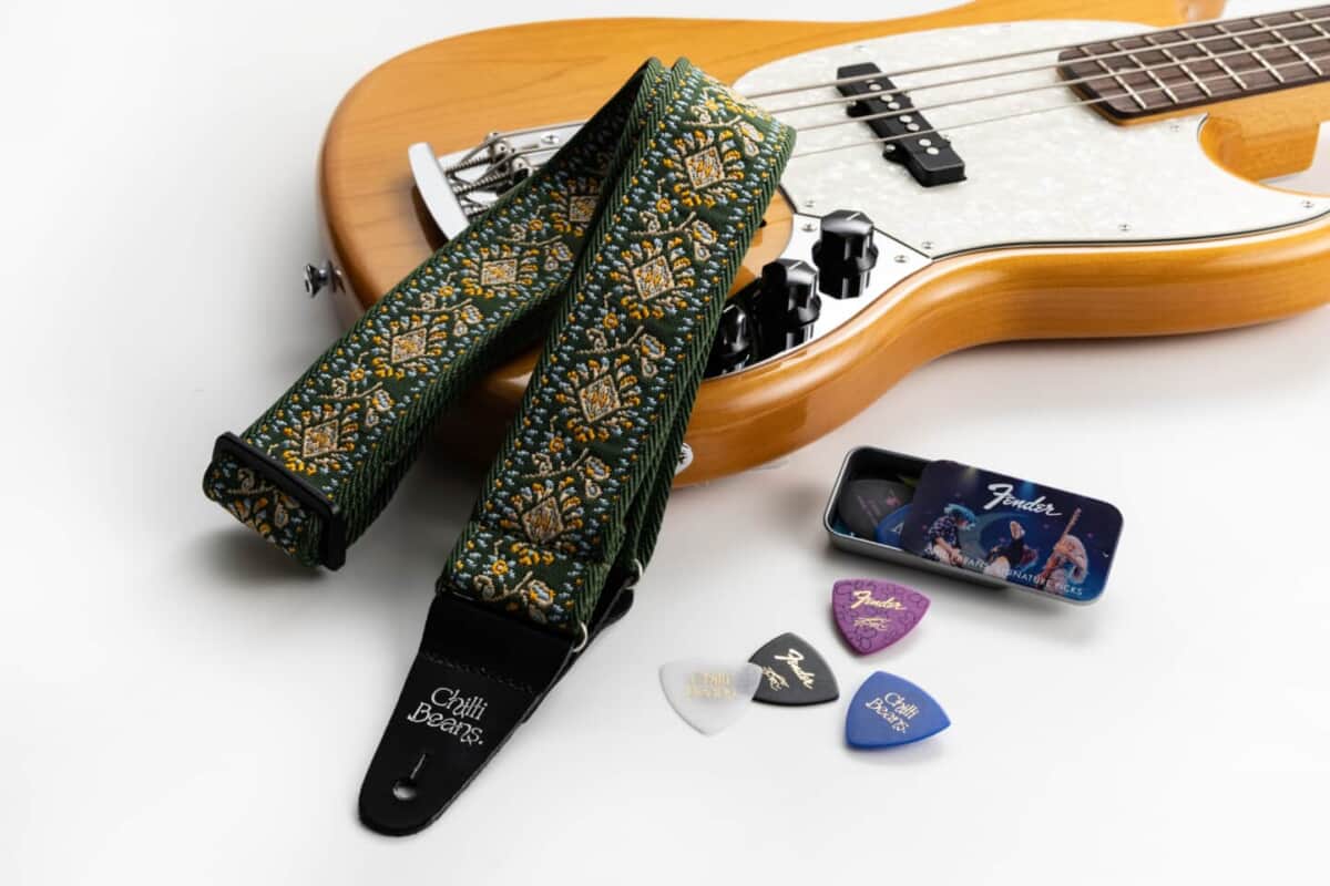 Chilli Beans. Maika Mustang Bass With Strap & Pick